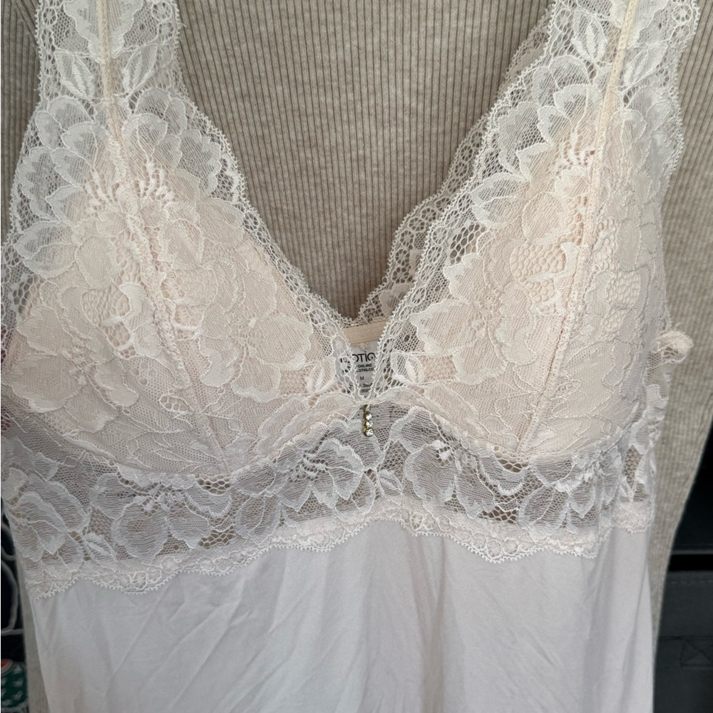 Elegant Lace Trim Chemise